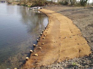 Géotextile déployé sur la berge